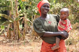 A crop farmer and her child on a farm near Mt Kenya (photo: ACIAR)